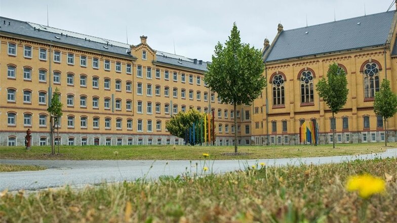 Einst als „Gelbes Elend“ bekannt, ist die JVA Bautzen zu einem Vorzeigeobjekt geworden. Die Häuser I und II der Justizvollzugsanstalt sind nach umfänglicher Renovierung übergeben worden. Die Einrichtung verfügt jetzt über 414 Haftplätze.