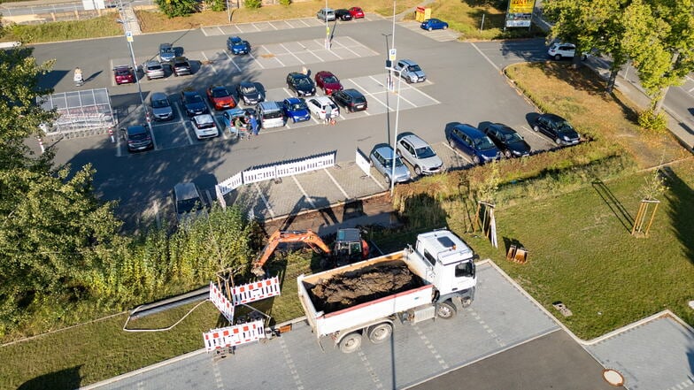 Zurzeit wird die provisorische Überfahrt vom Parkplatz des Nahversorgungszentrums zum Netto-Markt gebaut.