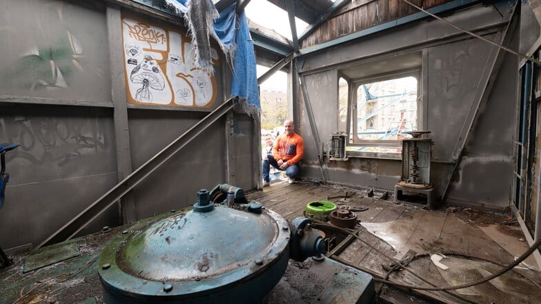 Der Innenraum des Industriekrans in seinem Urzustand. Nun befindet sich dort eine moderne Küche sowie ein kleines Fenster, an dem die Gäste bedient werden.