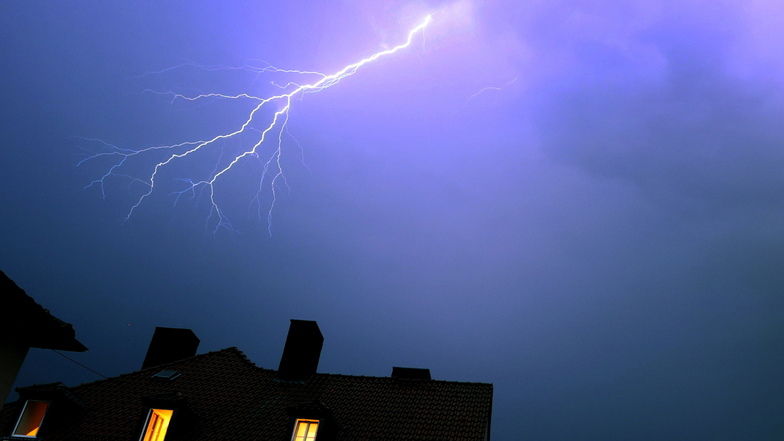 Der Deutsche Wetterdienst warnt am Samstag vor starken Gewittern in Sachsen.