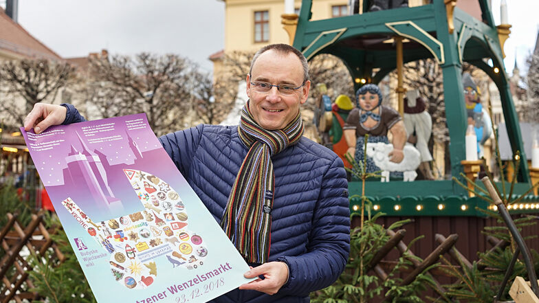 Er ist stolz auf seine Arbeit. Grafiker Ralf Reimann gestaltet seit vielen Jahren das Plakat für den Bautzener Wenzelsmarkt.