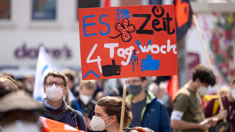 Eine Demonstrantin fordert im Mai 2021 bei einer DGB-Kundgebung in Erfurt die Vier-Tage-Woche.