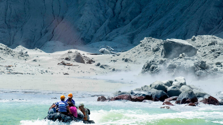 Rettungskräfte verlassen mit einem Schlauchboot die Vulkaninsel White Island.