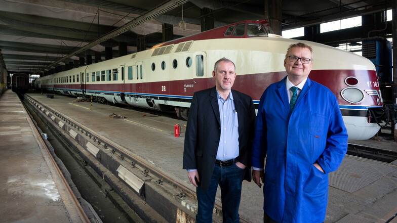 Gunnar Kloß, ehrenamtlicher Mitarbeiter und Mario Lieb, Geschäftsführer der SVT Görlitz gGmbH, vor dem Ost-ICE: Der Zug ist in Dresden.