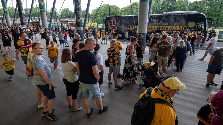 Viele Fans wollen Dynamos neuen Mannschaftsbus von innen besichtigen.