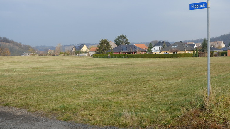 Bauflächen von der Größe mehrerer Fußballfelder gibt es in Nieschütz. Diese Fläche soll nun bebaut werden.