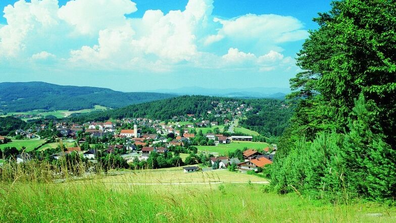 Das Hotel liegt zudem in einer malerischen Umgebung. Die Gemeinde Thurmansbang in Niederbayern ist ein staatlich anerkannter Luftkurort mit gut ausgebauten Wanderwegen.