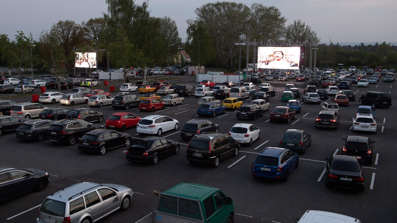 Im Autokino am Dresdner Flughafen schaut man den Film auf einem von vier kleineren Bildschirmen.