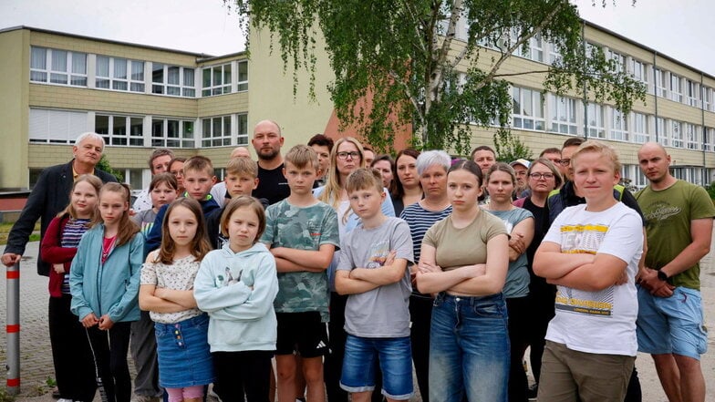 Eltern und Kinder aus der Grundschule in Göda protestieren dagegen, dass sie ab dem kommenden Schuljahr in die Oberschule Gesundbrunnen statt in die Daimler-Oberschule in Bautzen gehen sollen.