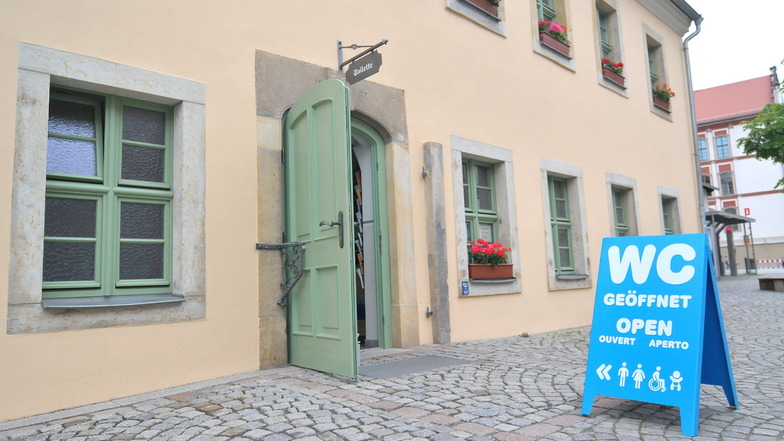 Soll länger öffnen: Die öffentliche Toilette am Roßmarkt bekommt ein Drehkreuz, so dass sie künftig auch nach dem Besuch in Theater, Kino oder Gaststätten der Altstadt benutzt werden kann.
