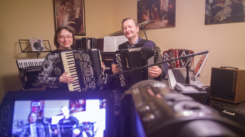 Hausmusik der ganz neuen Art: Wladimir Artsimovich und seine Frau Galina schicken ihre Akkorderon-Lektionen auf ungewöhnlichem Weg zu ihren Schülern nach Hause.