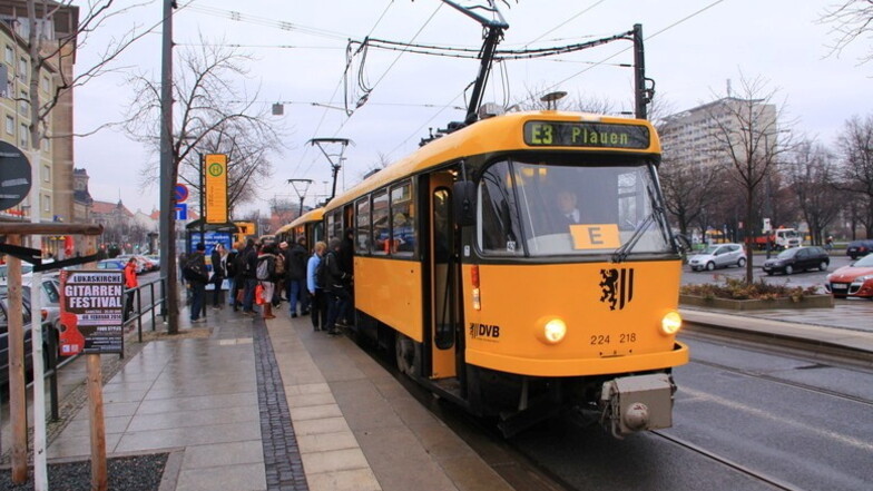 Ab und zu sind sie noch in Dresden zu sehen, die Tatra-Straßenbahnen der T4-Reihe, die in ihrer schwarz-gelben Farbgebung bereits seit 1988 durch die Stadt fahren. Über 13 Triebwagen und 6 Beiwagen verfügen die DVB noch.