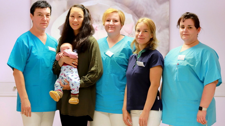 Ärztin Linda König (2.v.r) gehört jetzt zum gynäkologischen Team im Medizinischen Versorgungszentrum am Kamenzer Krankenhaus. Sie tritt die Nachfolge von Jana Ritscher (r.) an. Baby Anika trägt eine der Hosen, die junge Mütter dort geschenkt bekommen.