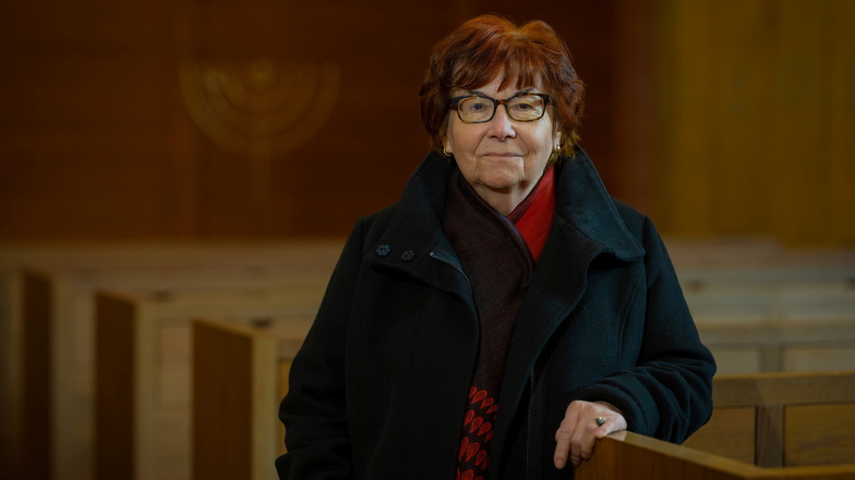 Nora Goldenbogen in der Synagoge in Dresden. Auch im Ruhestand befasst sie sich intensiv mit jüdischem Leben, mit Geschichte und Antisemitismus.