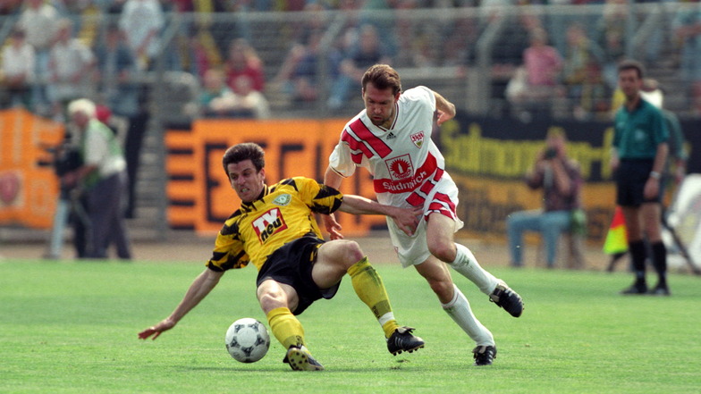 In der Saison 1994/95 spielt Florian Weichert (li., im Zweikampf mit Ludwig Kögl vom VfB Stuttgart) für Dynamo, erzielt in 14 Spielen ein Tor und steigt mit den Dresdnern aus der Bundesliga ab.