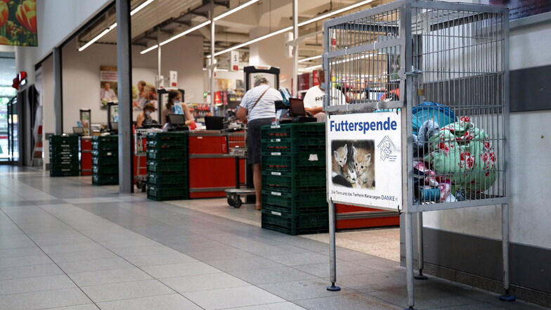 Blick an den Kassenbereich des Riesaer Kauflands in der Elbgalerie. Eine 33-Jährige ging in der Korb-Abstellzone des Geschäfts auf eine andere Frau los.