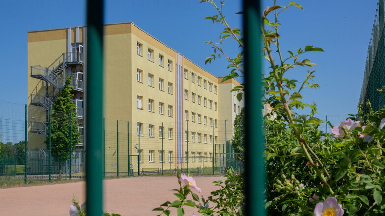 Markant ist der gelbe Block in Kamenz an der Macherstraße: Bis zu 400 Asylbewerber haben hier ihre Unterkunft. Um das Verhältnis der Kamenzer zum Heim rankte sich jetzt eine Debatte im Stadtrat.