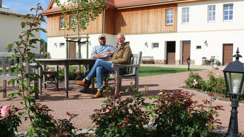 Mit Unterstützung des Förderprogramms Leader haben Ulrike und Andreas Reese aus Börtewitz unter anderem den Hof des ehemaligen Rittergutes umgestaltet. Statt Schotter hat das Paar nun grüne Wiese und Obstbäume vor der Haustür.