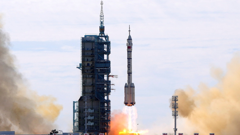 China, Jiuquan: Eine Langer-Marsch-2F-Y12-Rakete mit einer Crew chinesischer Astronauten in einem Shenzhou-12-Raumschiff hebt im Jiuquan Satellite Launch Center in Jiuquan im Nordwesten Chinas ab.