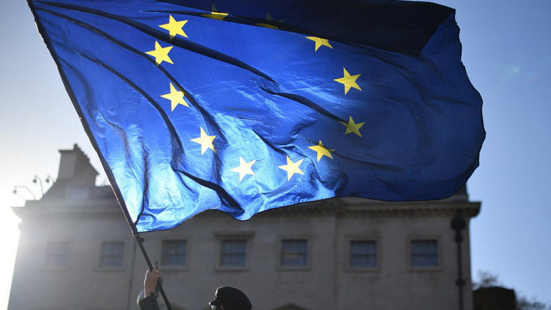 In Westminster schwenkt ein Demonstrant die Europäische Flagge. Viele Menschen sehen dem Austritt Großbritanniens aus der EU mit Sorge entgegen.