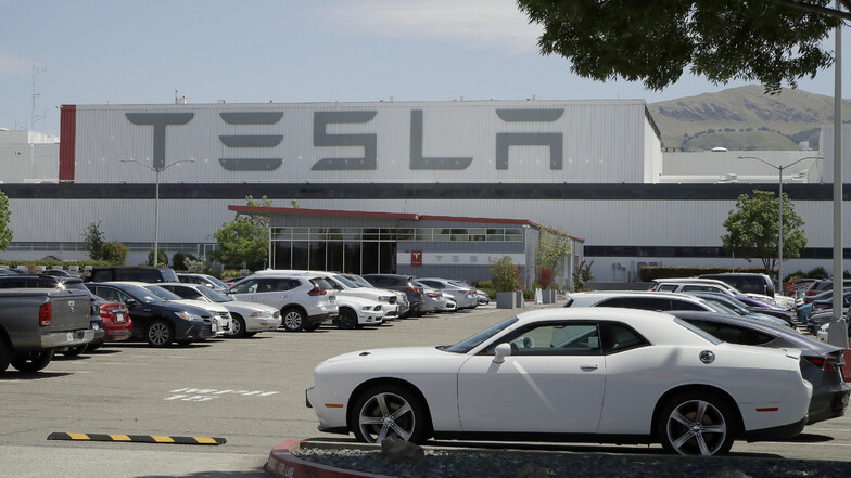 Das Tesla-Werk in Fremont hat die Produktion wieder aufgenommen, ohne auf die behördliche Genehmigung zu warten.