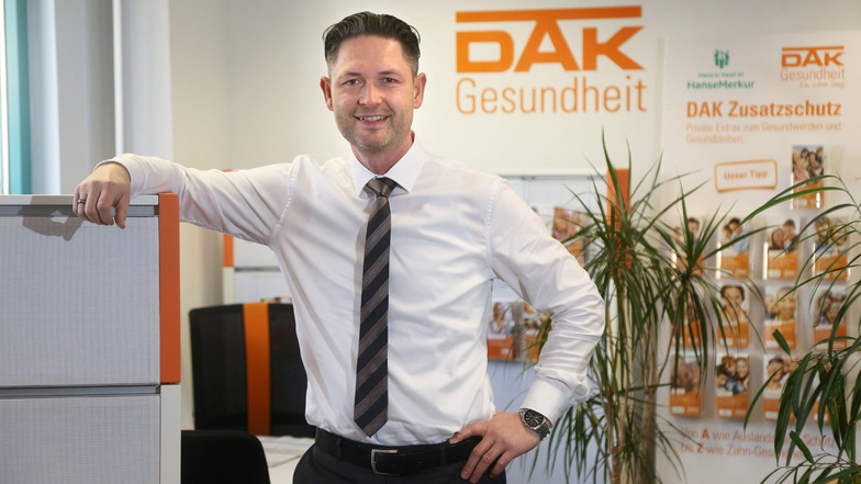 Christian Baier, Leiter des DAK-Servicezentrums Döbeln, berät die Kunden vorübergehend nur per Telefon.