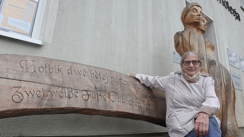 Schriftstellerin und Dichterin Elke Nagel (82) aus Lohsa wurde mit dem Preis der Domowina geehrt. Das Foto zeigt sie auf der im August 2019 eingeweihten Volksliederbank vor dem Zejler-Smoler-Haus in Lohsa. Geschaffen hat sie der Säuritzer Holzgestalter A