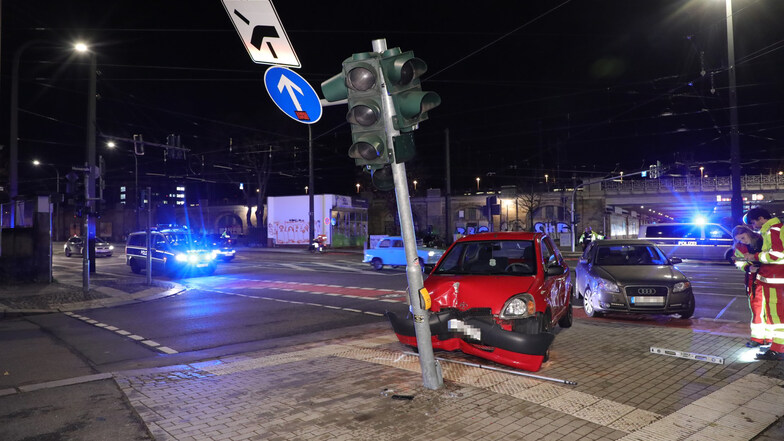 Bei einem Verkehrsunfall am Bahnhof Neustadt in Dresden wurde ein Fahrer in seinem Auto eingeklemmt.