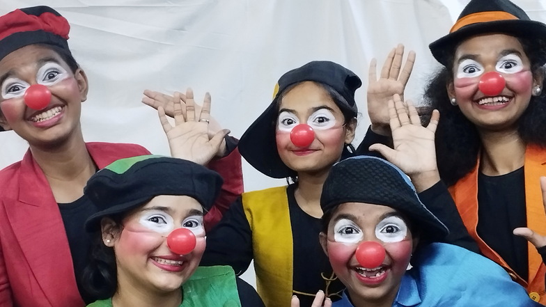 Die Red Nose Juniors ist eine Clownsgruppe. Sie besteht aus fünf indischen Mädchens.