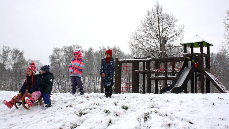 Kinder der Kita „Regenbogen“ durften die neue Spielanlage auf dem Spielplatz „An der Wesenitz“ in Bischofswerda-Süd jetzt einweihen.