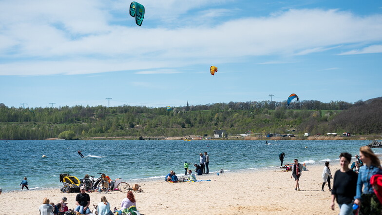 Menschen genießen das sonnige Wetter am Berzdorfer See in Görlitz.