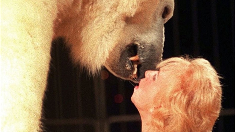 Ursula Böttcher und der legendäre Todeskuss mit einem ihrer Eisbären. Die Dressur machte sie zu einer weltweit gefeierten Dompteurin.