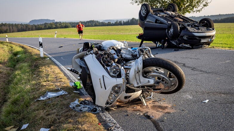 Bei Hohnstein legt ein Motorradfahrer einen Pkw aufs Dach