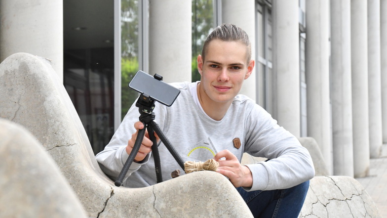 Kai Probst, Schüler am Radeberger Humboldt-Gymnasium, hatte für seine Forschung leichtes Gepäck dabei: sein Smartphone, ein Stativ, ein Geodreieck und ein Seil.
