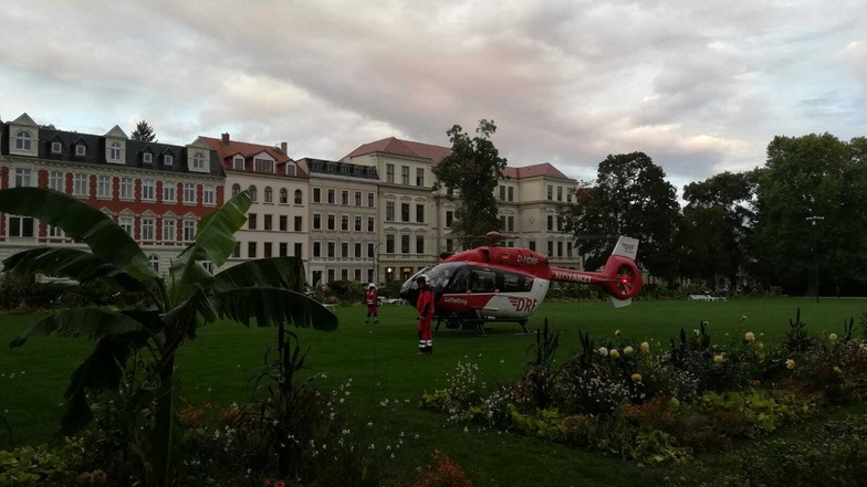 Der Hubschrauber steht direkt auf der Wiese des Wilhelmsplatzes in Görlitz.