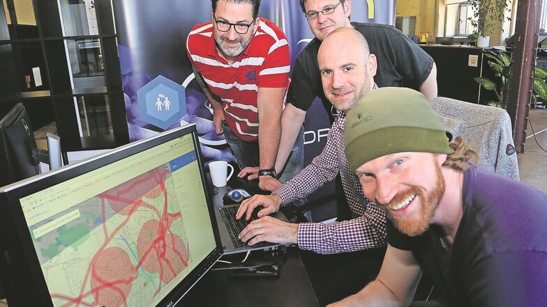 Die Flynex-Gründer Andreas Dunsch (v. r.), Michael Petrosjan , Holger Dirksen und Christian Caballero zeigen die Porfiversion ihrer Drohnen-Software.