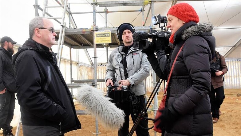 Nun tritt er zum Interview vor die Kamera des MDR-Sachsenspiegel.