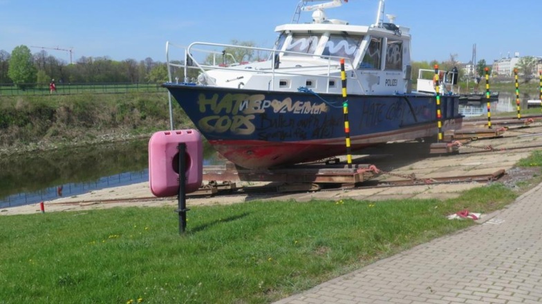 Unbekannte haben dieses Boot der Wasserschutzpolzei beschmiert.