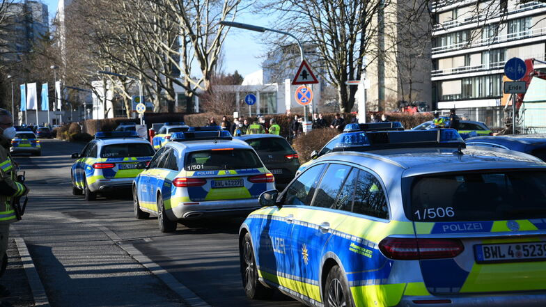 Mehrere Polizeifahrzeuge stehen am Gelände der Heidelberger Universität. Die Gegend ist weiträumig abgesperrt.