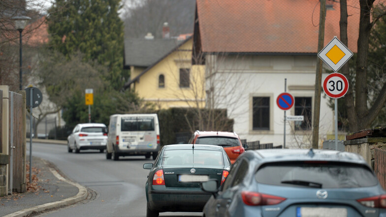 Das Tempo-30-Schild an der südlichen Paradiesstraße soll in den nächsten Tagen Richtung Kreuzung Meißener Straße verrückt werden.