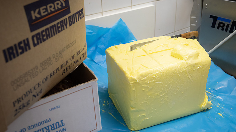 So einen riesigen Block irische Butter hat wohl kaum jemand zu Hause. Er wiegt 21 Kilogramm.