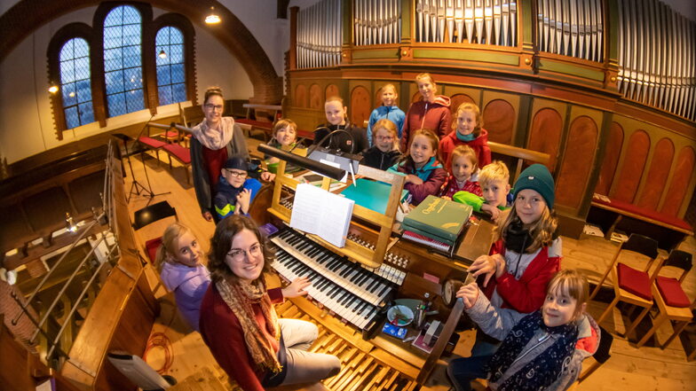 Regionalkantorin Theresa Bönisch hält mit den Kindern des überregionalen Kinderchors der Kirchengemeinden von Niesky und Umgebung eine Schnupperstunde an der Orgel in der Christuskirche.