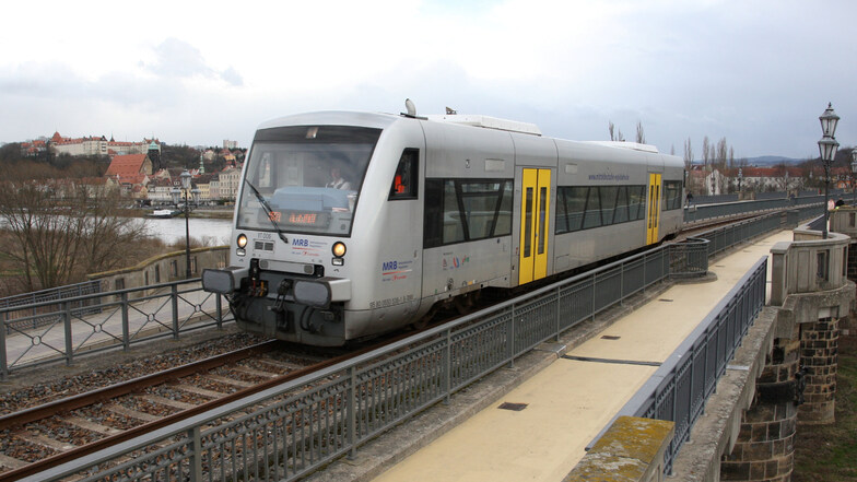 Regionalbahn auf der Pirnaer Stadtbrücke: Für Urlauber ist der Nahverkehr jetzt gratis.
