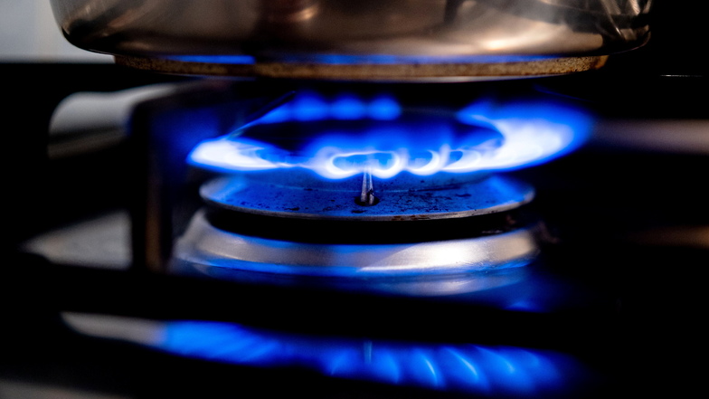 Eine Gasflamme brennt auf einem Küchenherd