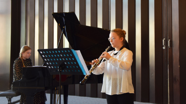 Margarethe Dinter und Nika Auer musizierten am Wochenende im Forumsaal der Lausitzhalle vor der Jury. Die beiden „Jugend musiziert“-Teilnehmerinnen kamen dazu aus Leipzig angereist.
