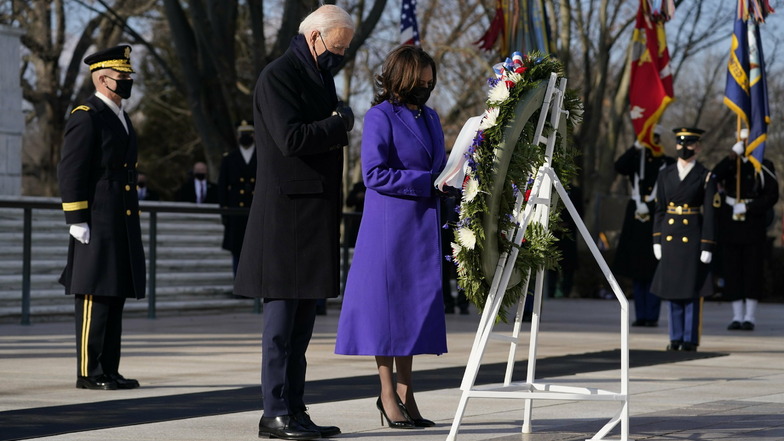 Präsident Joe Biden und Vizepräsidentin Kamala Harris legen einen Kranz am Grab des Unbekannten Soldaten auf dem Arlington National Cemetery nieder.
