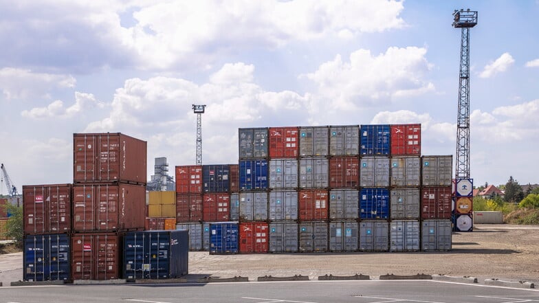 Container im Riesaer Hafen: Ein neues Terminal soll ihn auf eine neue Stufe heben. Bisher fehlt für die Anlage das Baurecht.