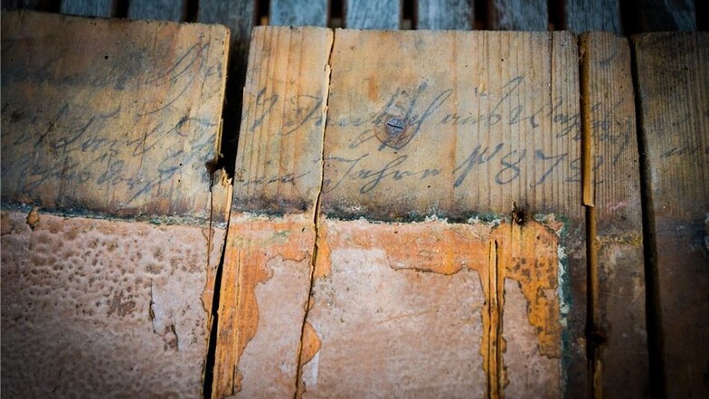 Eine alte Inschrift auf einem Brett aus dem Jahre 1872. Sie weist darauf hin, dass hier die Gebrüder Ziller arbeiteten.