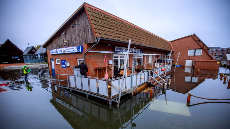 Gebäude im Fischereihafen von Wismar stehen nach der Sturmflut an der Ostseeküste im Wasser.