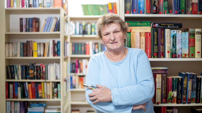 Jahrzehntelang ein vertrauter Anblick: Eveline Neumann inmitten von Büchern in der Rothenburger Stadtbibliothek. Nun hört die 65-Jährige auf.